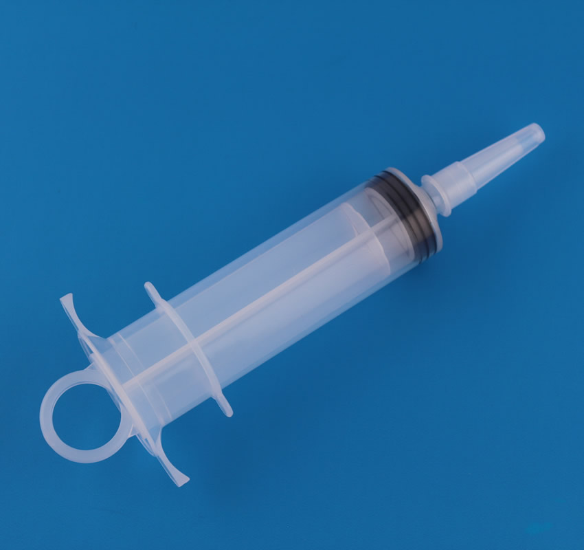 Irrigation syringe